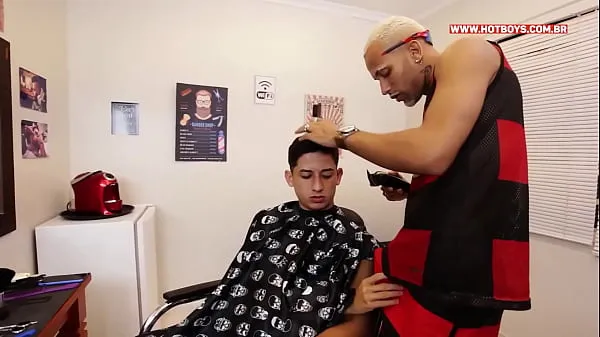 Heiße Friseur hat neue neugierige gegessenwarme Videos