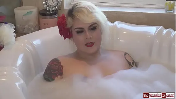 Trans stepmom Isabella Sorrenti anal fucks stepson Video hangat yang panas