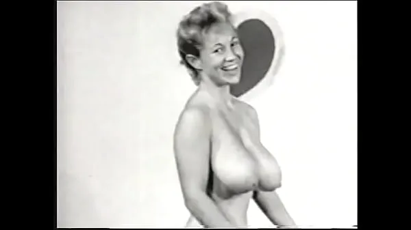 Gorące Nude model with a gorgeous figure takes part in a porn photo shoot of the 50s ciepłe filmy