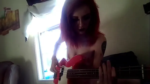 Vroči MelltheMilf redhead ginger plays Bass Guitar Nude with small tits topli videoposnetki