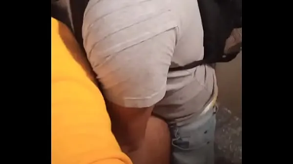 Sıcak Novinho dando o cu ao operário no banheiro do metro Sıcak Videolar