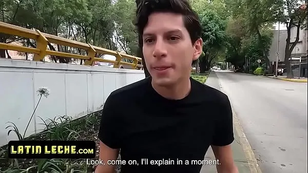 Heiße Latin Leche - Sexy Latino-Junge wichst seinen riesigen Schwanz, während er auf Fremden um Geld pralltwarme Videos