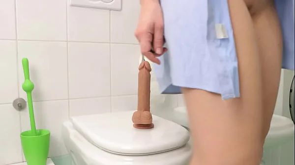 La belle s'est cachée dans les toilettes et s'est baisée avec un gros gode. Masturbation Vidéos chaudes