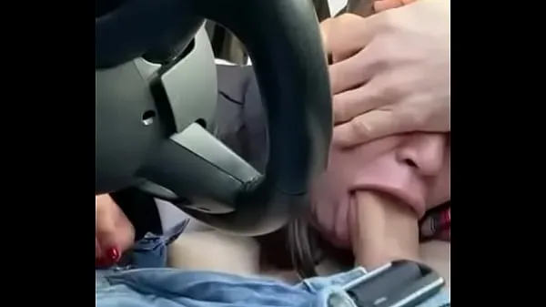 热blowjob in the car before the police catch us温暖的视频