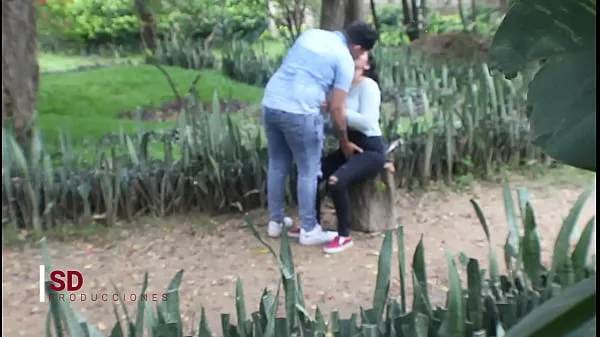 SPYING ON A COUPLE IN THE PUBLIC PARK Video hangat