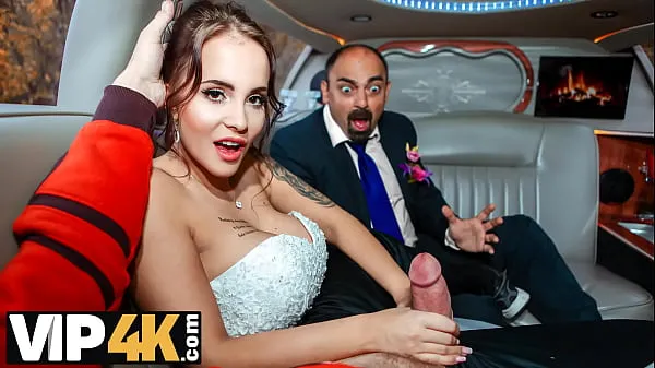 VIP4K. Un passant au hasard marque une mariée luxueuse dans la limousine de mariage Vidéos chaudes