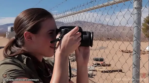 ホットな 美しい女の子が兵士に乱暴に犯される 温かい動画