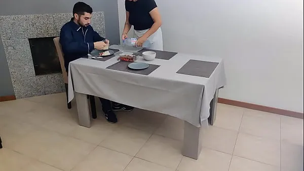 Video caldi Cameriera con la figa cremosa riceve una sborrata interna sotto il tavolo del ristorantecaldi