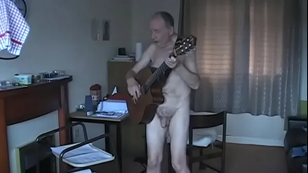 Vroči Jim Redgewell stripping naked and performing one of his own music compositions topli videoposnetki