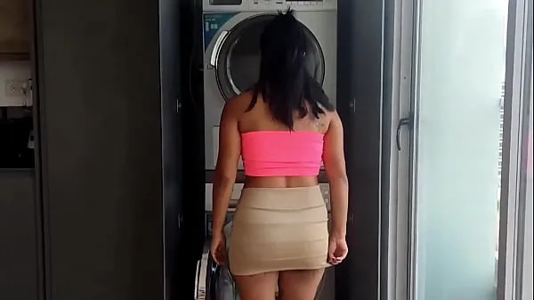 热拉丁继母被困在洗衣机里，继子操她温暖的视频