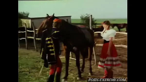 Kuumia Soldier Gives Riding to Young Village Girl lämmintä videota