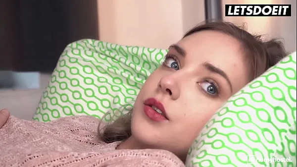 热FREE FULL VIDEO - Skinny Girl (Oxana Chic) Gets Horny And Seduces Big Cock Stranger - HORNY HOSTEL温暖的视频