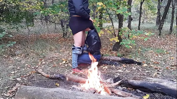 Beau sexe en public dans la forêt au coin du feu - Lesbian Illusion Girls Vidéos chaudes