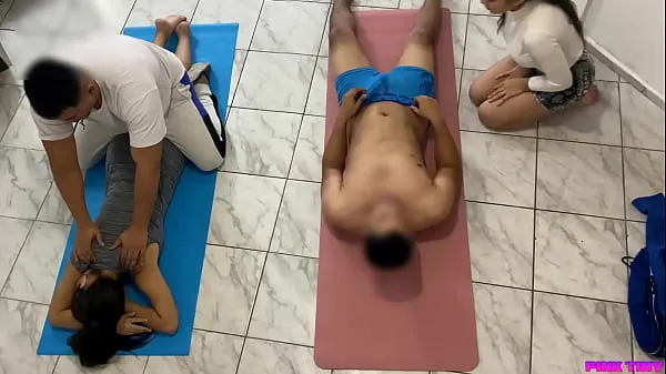 Video caldi Massaggi di coppia il cliente mi ha chiesto di cavalcare su di lui e massaggiare il suo cazzo accanto a mio marito ntrcaldi