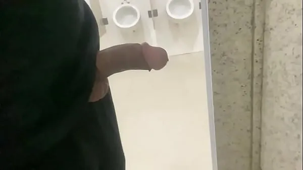 热I MASTURBATE IN THE PUBLIC BATHROOM WITH MY THICK DICK温暖的视频