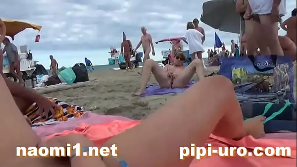 Hete girl masturbate on beach warme video's