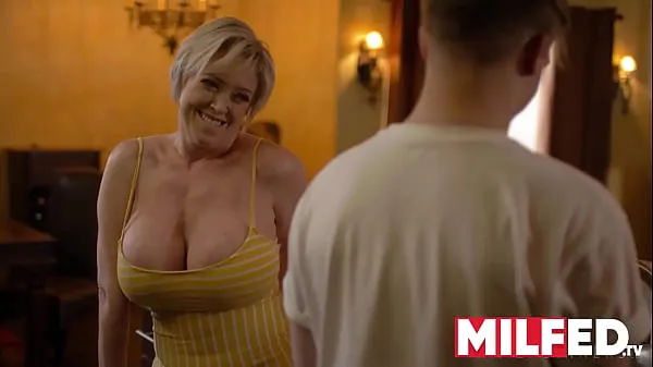 گرم Mother-in-law Seduces him with her HUGE Tits (Dee Williams) — MILFED گرم ویڈیوز
