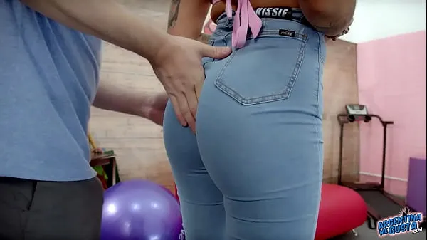 Горячие Невероятная круглая жопа и верблюжья лапка в очень тугой джинсовой латинской крошкетеплые видео