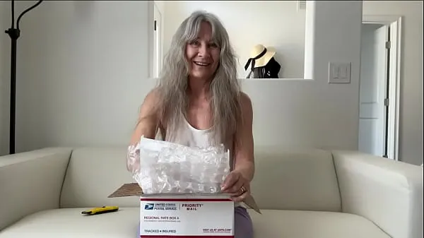 Vídeos Leilani Lei Unboxes a New One of a Kind Dildo and Vape .. the Vaporatorcalientes calientes