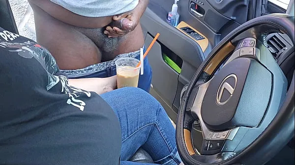 Heiße Ich habe einen Fremden am Straßenrand gebeten, in meinem Eiskaffee (öffentliche Masturbation) Sex im Auto zu wichsen und zu kommenwarme Videos