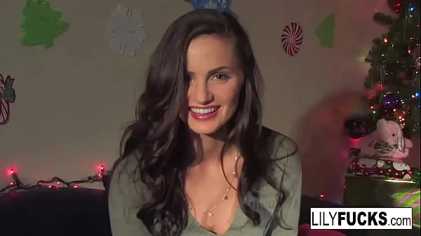Vídeos quentes Lily nos conta seus desejos de Natal com tesão antes de se satisfazer em ambos os buracos quentes