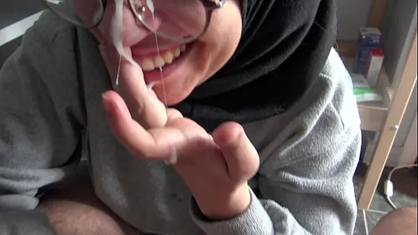 热A Muslim girl is disturbed when she sees her teachers big French cock温暖的视频