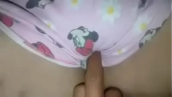 Vroči Spreading the beautiful girl's pussy, giving her a cock to suck until the cum filled her mouth, then still pushing the cock into her clitoris, fucking her pussy with loud moans, making her extremely aroused, she masturbated twice and cummed a lot topli videoposnetki