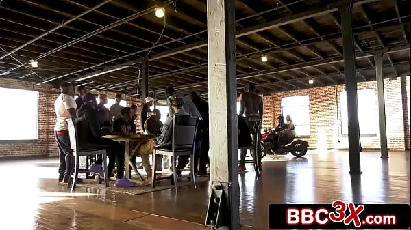 Vídeos MILF rubia caliente follada por 18 BBC en una mesa de póquercalientes calientes