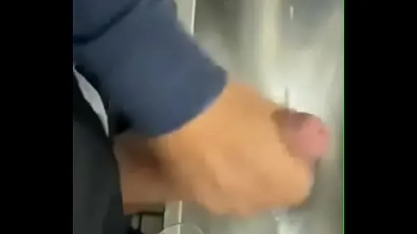 热Crusing in public bathroom / Handjob in public bathroom温暖的视频