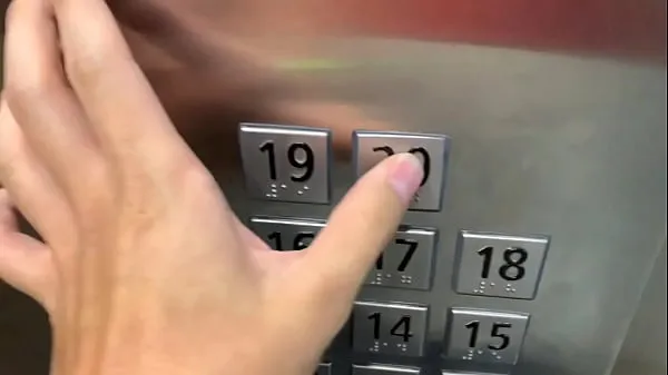 Heiße Sex in der Öffentlichkeit, im Aufzug mit einem Fremden und sie erwischen unswarme Videos