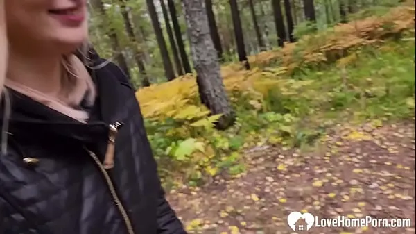 Hete Sexy babe gets dicked in the woods warme video's