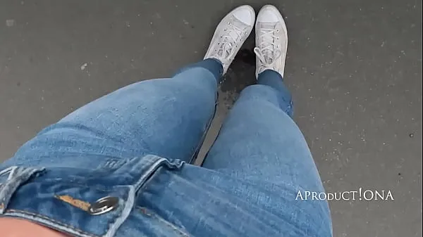 Hot WETTING her Jeans on the streets of Budapest varme videoer