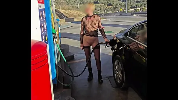 热Flashing at a petrol station温暖的视频