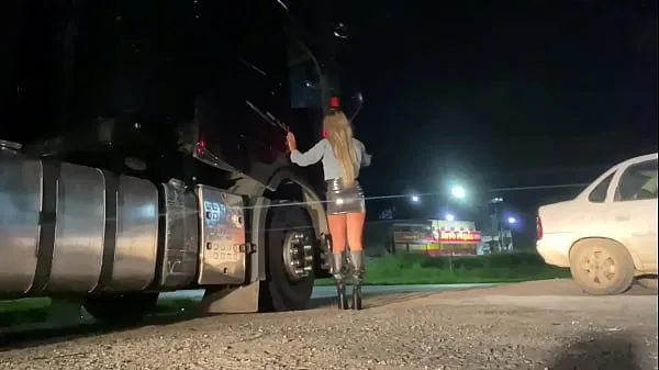 TRUCKER FUCKING THE BITCH WITHOUT A CONDOM BAREBACK Video ấm áp hấp dẫn